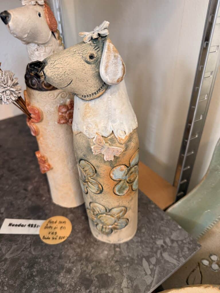 21 november kl. 11–15 – Vernissage med keramiker Kim Grandin Cedergren Kim Grandin Cedergren visar sina fantasifulla och uttrycksfulla keramiska verk. Under vernissagen finns möjlighet att träffa Kim och se hennes skapelser på nära håll. Utställningen fortsätter även under nästkommande vecka.